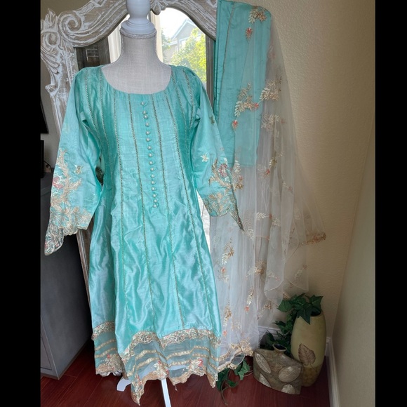 Beautiful Pakistani outfit - Picture 1 of 1